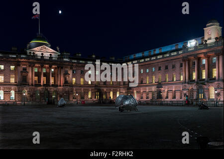 Somerset House, der Strand, London, England UK. September 2015. Der Hof und Somerset House in der Dämmerung fotografiert. Wikipeadia unter Somerset House ist eine große klassizistische Gebäude befindet sich auf der Südseite des Teilprogramms im Zentrum von London mit Blick auf die Themse, östlich von Waterloo Bridge. Das Gebäude, ursprünglich auf dem Gelände des Tudor-Palast, entworfen von Sir William Chambers im Jahr 1776 war, und weiter ausgebaut mit viktorianischen Flügel im Osten und Westen. Der Ostflügel ist Teil der angrenzenden Kings College London. Stockfoto