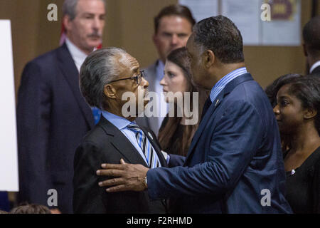 Reverend Jesse Jackson grüßt Reverend Al Sharpton (links) vor dem Beginn der Trauerfeiern für getöteten Zustand Senator Clementa Pinckney in der TD-Arena 24. Juni 2015 in Charleston, South Carolina. Pinckney ist eines der neun Menschen getötet letzten Wochen Charleston Kirche Massaker. Stockfoto