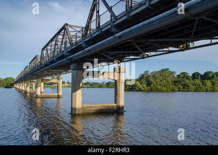 Die 1938 erbaute Martin Bridge ist eine Straßenbrücke über den Manning River in Taree, New South Wales, Australien. Es handelt sich um eine Stahltraversen-Brücke aus dem Jahr 463m Stockfoto