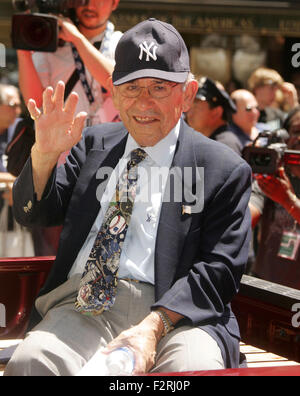 23. September 2015 - (Foto) 15. Juli 2008 - New York, NY, USA - Hall von Famer YOGI BERRA besucht die 2008 Major League Baseball All-Star Game roten Teppich Parade Sixth Avenue in New York City am 15. Juli 2008 aufgehalten. Berra starb Dienstag, 22. September 2015, im Alter von 90 Jahren.  (Bild Kredit: Nancy Kaszerman/ZUMAPRESS.com) Stockfoto