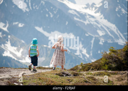 Kinder Wandern in den Bergen, Mt Penken, Mayrhofen, Zillertal, Österreich Stockfoto