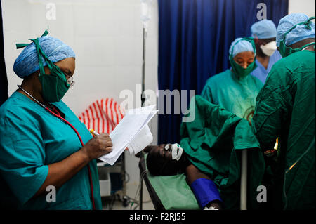 TANSANIA, Korogwe, Dorf Kwalukonge, KWALUKONGE GESUNDHEITSZENTRUM, Operation der Frau im Operationssaal, Atemschutzmaske und Schutzkleidung Stockfoto