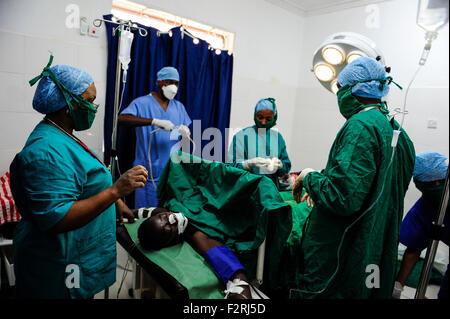 TANSANIA, Korogwe, Dorf Kwalukonge, KWALUKONGE GESUNDHEITSZENTRUM, Operation der Frau im Operationssaal, Atemschutzmaske und Schutzkleidung Stockfoto