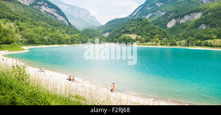 Das türkisfarbene Wasser der Tenno See, in der Nähe von Riva del Garda, Trentino, Italien Stockfoto