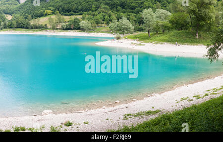 Das türkisfarbene Wasser der Tenno See, in der Nähe von Riva del Garda, Trentino, Italien Stockfoto