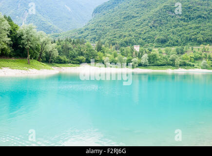 Das türkisfarbene Wasser der Tenno See, in der Nähe von Riva del Garda, Trentino, Italien Stockfoto