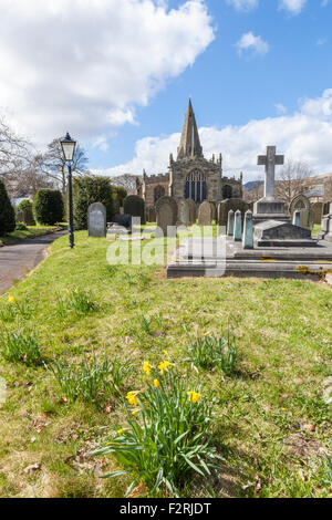 Friedhof an der Kirche des hl. Petrus ein Anfang des 14. Jahrhunderts, Kirche an der Hoffnung in Derbyshire Peak District, England, Großbritannien Stockfoto