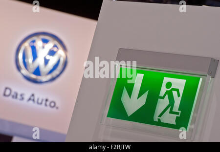 Der Notausgang Schild im Pavillon des Volkswagen im Bild neben dem Firmenlogo des deutschen Automobilherstellers auf der Internationalen Automobilausstellung IAA in Frankfurt/Main, 23. September 2015. Foto: BORIS ROESSLER/dpa Stockfoto