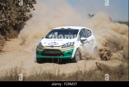 ISTANBUL, Türkei - 26. Juli 2015: Ferhat Tanribilir fährt Ford Fiesta R2 im Bosporus Rallye 2015, Kadilli Bühne Stockfoto