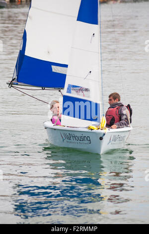 Segeln Jolle Demonstration von Weymouth Sailing Club beim Waterfest Festival im September Stockfoto