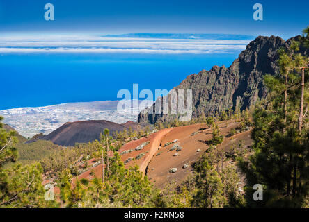 Blick über Guimar Tal und die Junge 1705 Arafo Schlacken Kegel von Caldera de Pedro Gil, Teneriffa, Gran Canaria in der Ferne Stockfoto