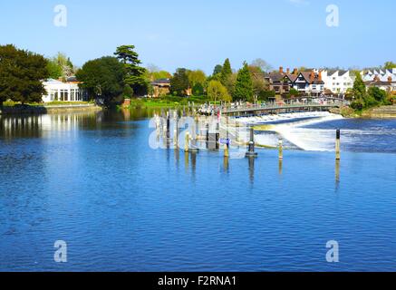 Wier auf der Themse in Henley in England UK Stockfoto