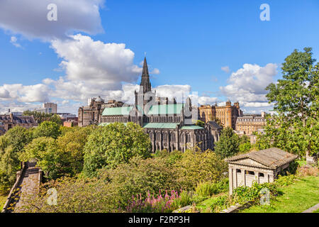 Glasgow Cathedral und hinter It, Glasgow Royal Infirmary, Glasgow, Schottland, UK. Stockfoto