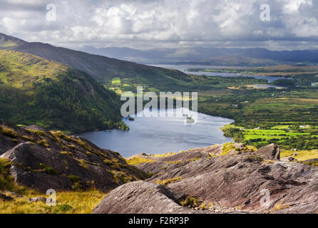 Blick auf northwards aus im oberen Bereich den Healy Pass, Beara, County Kerry, Glanmore Lake in Richtung MacGillycuddys stinkt Stockfoto