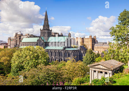 Glasgow Cathedral und hinter It, Glasgow Royal Infirmary, Glasgow, Schottland, UK. Stockfoto