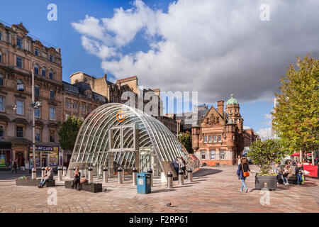 St. Enoch Square, mit alten und neuen u-Bahn-Eingänge, Glasgow, Schottland. Stockfoto