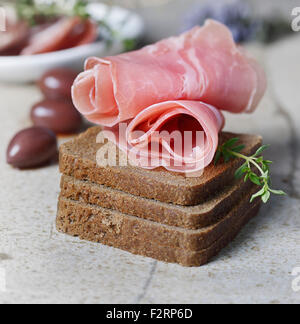 Vorspeise, Roggenbrot, Aufschnitt und Oliven Stockfoto