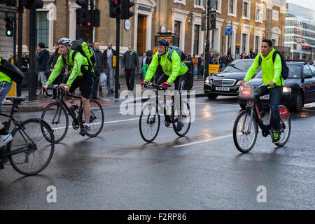 Radfahrer tragen Hochsicht Kleidung Reiten in London Stockfoto