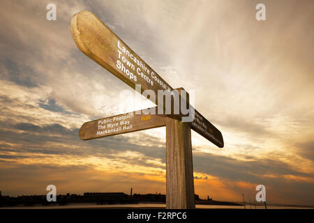 Blick auf Fleetwood; Straße Zeichen zu unterschiedlichen Zielen. Lancashire Küsten Weg Wegweiser, Knott, Pressall, Lancashire, Großbritannien Stockfoto