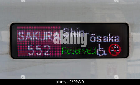 Eine LED-Anzeige auf der Seite ein Sakura Shinkansen-Hochgeschwindigkeitszug zeigt die Zug-Details und das Ziel der Bahnhof Shin-Osaka Stockfoto