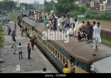 Lahore, Pakistan. 23. Sep, 2015. Pakistaner Klettern auf dem Dach der Zug nur um eine Fahrt nach Hause für den Eid al-Adha zu fangen. Muslime auf der ganzen Welt mit den Vorbereitungen für "Eid al-Adha", ein Festival, Rinder, Ziegen und Schafen in Gedenken an den Propheten Abraham Bereitschaft, seinen Sohn zu Opfern und seinen Gehorsam zu Gott zeigen zu opfern. Das Festival kennzeichnet das Ende des Hadsch, wo Millionen von Muslimen die jährliche Wallfahrt nach Mekka durchzuführen. © Rana Sajid Hussain/Pacific Press/Alamy Live-Nachrichten Stockfoto