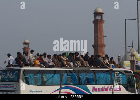 Lahore, Pakistan. 23. Sep, 2015. Eine überladene Bus mit Passagieren nach Hause zum "Eid al-Adha". Muslime auf der ganzen Welt mit den Vorbereitungen für "Eid al-Adha", ein Festival, Rinder, Ziegen und Schafen in Gedenken an den Propheten Abraham Bereitschaft, seinen Sohn zu Opfern und seinen Gehorsam zu Gott zeigen zu opfern. Das Festival kennzeichnet das Ende des Hadsch, wo Millionen von Muslimen die jährliche Wallfahrt nach Mekka durchzuführen. © Rana Sajid Hussain/Pacific Press/Alamy Live-Nachrichten Stockfoto