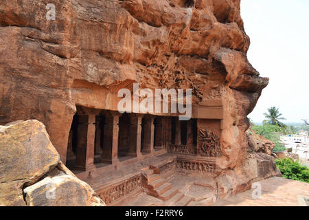 Eingang der Höhle Nr. 1, Badami Höhlen, Karnataka, Indien Stockfoto