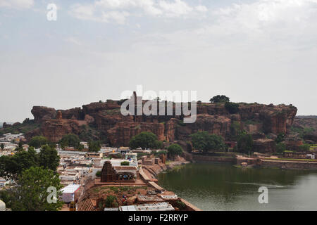 Ansicht des oberen Shivalaya Tempel. Agastya Teertha Kalyani wird auch gesehen. Badami, Karanataka, Indien Stockfoto