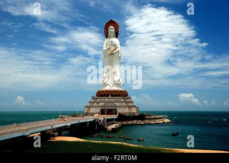 Sanya Hainan, China: Legen Sie auf einer kleinen künstlichen Insel im Meer der 108 Meter hohe Bodhisattva Guan Yin Buddha Stockfoto