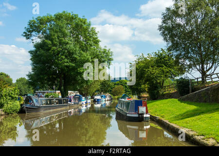 Narrowboats in der Nähe der Kreuzung der Peak Forest und Macclesfield Kanäle an Miss Marple, Greater Manchester, England, UK. Stockfoto