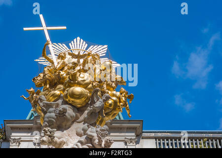 Barocke Wien, Blick auf die goldene Spitze des Pestsaule Spalte in das Zentrum von Wien gebaut Ende der 1690s Pest, Österreich zu gedenken. Stockfoto