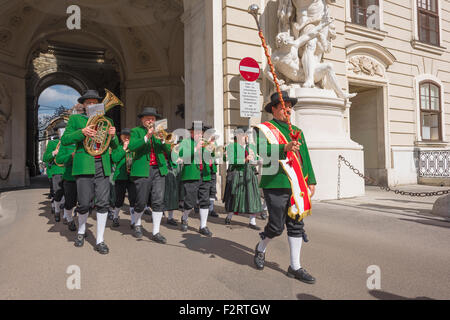 Österreich Musik, einem traditionellen Marching Band gelangt in den Innenhof der Hofburg während der nationalen Harvest Festival in Wien, Österreich. Stockfoto