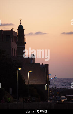 Tag Sommer, Naher Osten, Israel: ein Sonnenuntergang in der Altstadt von Jaffa, mit Blick auf das Minarett der Moschee Al Bahr Stockfoto
