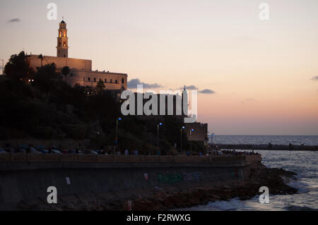 Sommertag, Sonnenuntergang auf dem Glockenturm der St. Peter Church und die große Moschee, Old Jaffa, Yafo, Baeume, Tel Aviv, Israel Stockfoto