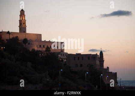 Sommertag, Sonnenuntergang auf dem Glockenturm der St. Peter Church und die große Moschee, Old Jaffa, Yafo, Baeume, Tel Aviv, Israel Stockfoto