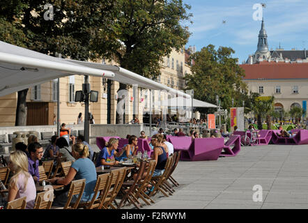 Menschen auf eine outdoor-Bar in Museen Quartier Bezirk in Wien Österreich Europa Stockfoto