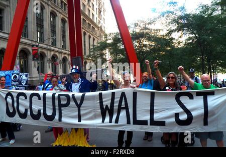 New York, Vereinigte Staaten von Amerika. 17. Sep, 2015. Die Aktivisten bringen Sie Banner und Parolen schreien, wie sie während der 4. Jahrestag von Occupy Wall Street sammeln. Occupy Wall Street ist eine kulturelle und soziale Bewegung initiierte im Jahr 2011 zu bieten Alternativen, was gesehen wird, als die korrosiven der aktuellen globalen Finanzarchitektur und multinationale Unternehmenspolitik über den demokratischen Prozess Einflüsse gemäß ihrer Website. © Mark Apollo/Pacific Press/Alamy Live-Nachrichten Stockfoto