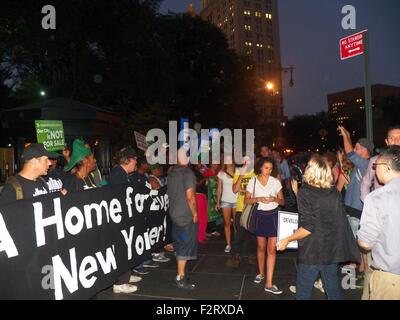 New York, Vereinigte Staaten von Amerika. 18. Sep, 2015. Vocal NY Mitglieder März von Zuccotti Park in New York City Hall for Housing Rights und Fragen im Zusammenhang mit Obdachlosen Rechte während der 4. Jahrestag von Occupy Wall Street. Occupy Wall Street ist eine kulturelle und soziale Bewegung initiierte im Jahr 2011 zu bieten Alternativen, was gesehen wird, als die korrosiven der aktuellen globalen Finanzarchitektur und multinationale Unternehmenspolitik über den demokratischen Prozess Einflüsse gemäß ihrer Website. © Mark Apollo/Pacific Press/Alamy Live-Nachrichten Stockfoto