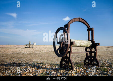 Verlassene alte Winde Maschinen auf der Kieselstrand von Dungeness, Kent, England, Großbritannien Stockfoto