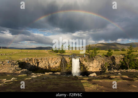 Regenbogen über Orkhon Wasserfall Stockfoto