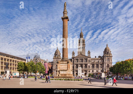 George Square, im Zentrum von Glasgow, das Denkmal für Sir Walter Scott, City Chambers und Krieg Memor dominiert Stockfoto