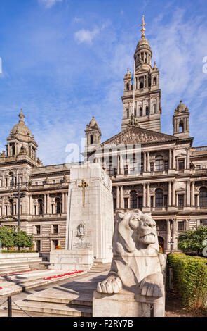 Das Kriegerdenkmal vor Glasgow City Chambers in George Square im Zentrum von Glasgow, Schottland. Stockfoto