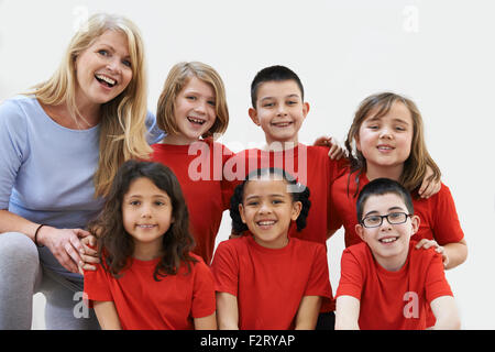 Gruppe von Kindern mit Lehrer Drama Workshop gemeinsam genießen Stockfoto