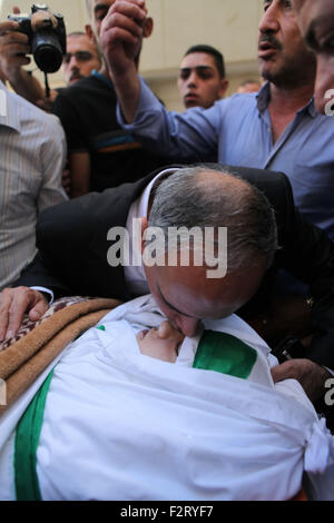 Hebron. 23. Sep, 2015. Ein Verwandter trauert über den Körper des palästinensischen Hadeel al-Hashlamoun bei ihrer Beerdigung in der Westbank-Stadt Hebron, 23. September 2015. Hashlamoun wurde durch israelische Truppen erschossen, nachdem er angeblich versucht, einen Soldaten zu erstechen. © Mamoun Wazwaz/Xinhua/Alamy Live-Nachrichten Stockfoto