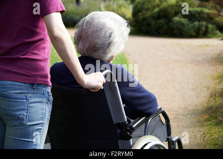 Tochter Senior Mutter im Rollstuhl schieben Stockfoto