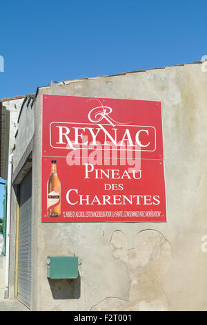 Reynac - Pineau des Charentes Weine anmelden Wand des Gebäudes im französischen Dorf Stockfoto