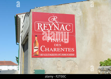 Reynac - Pineau des Charentes Weine anmelden Wand des Gebäudes im französischen Dorf Stockfoto