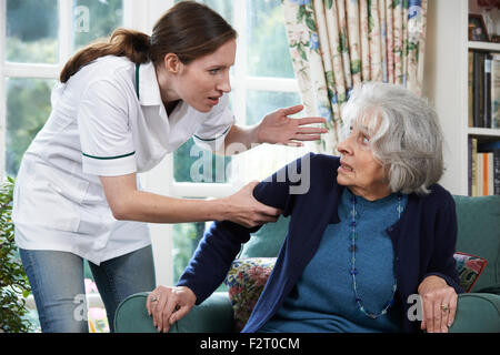 Arbeiter, die Misshandlung von Senior Frau zu Hause Pflege Stockfoto