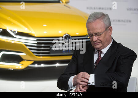 Archiv Archiv-ein Bild vom 12. März 2015 zeigt die nun ehemaligen Volkswagen-CEO Blick auf seine Uhr in einem Interview auf einer Pressekonferenz in Berlin, Deutschland. Foto: Jochen Luebke/dpa Stockfoto