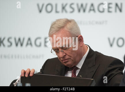 Archiv Archiv-ein Bild vom 12. März 2015 zeigt die nun ehemaligen Volkswagen-CEO immer etwas aus seiner Aktentasche auf einer Pressekonferenz in Berlin, Deutschland. Foto: Jochen Luebke/dpa Stockfoto